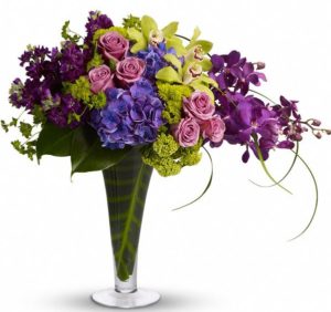 Levender purple adn dark purle flowers in vase